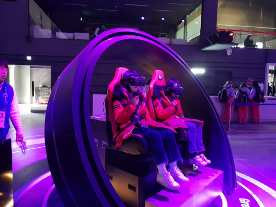 지난 16일 강원도 평창군 대관령면 횡계리에 있는 2018 평창 올림픽플라자 내 한국전력 전시장에서 관람객들이 VR기기로 스마트시티를 가상 체험하고 있다.